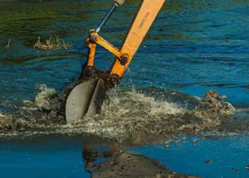 Prefeitura realiza limpeza no Rio Araújo e fecha trecho da Rua Álvaro Tolentino nesta segunda (11)
