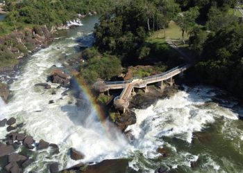 Conhecida como ‘mini Foz do Iguaçu’, catarata em SC surpreende com 7 quedas