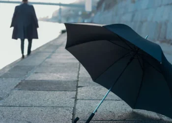 Pouca gente sabe: qual a função da ponta metálica no topo dos guarda-chuvas?