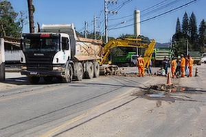 Obras de drenagem e pavimentação seguem em ritmo intenso na futura rotatória do CTG em São José