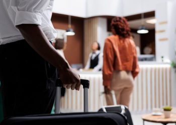 Diária de hotel no Brasil passa a valer por 24 horas: entenda mudanças no check-in e check-out