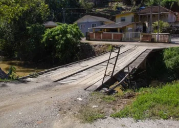 Prefeitura de São José vai recuperar ponte de madeira danificada por caminhão na Colônia Santana