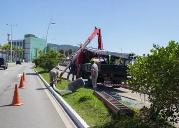 Equipes retomam obras de modernização da iluminação em LED na Beira-Mar de São José