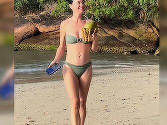 Katy Perry aproveita praia de Governador Celso Ramos durante pausa na turnê