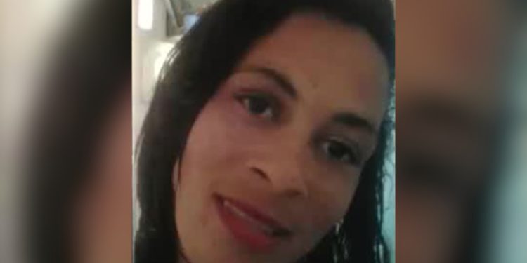 Menino de 9 anos esfaqueia a própria mãe e ela o perdoa antes de morrer