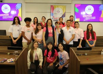 Parlamento Jovem recebe palestra sobre Outubro Rosa