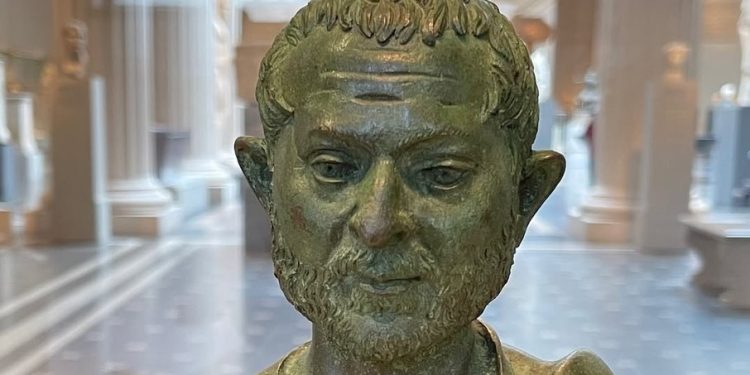 Internautas reagem a estátua romana parecida com Lula