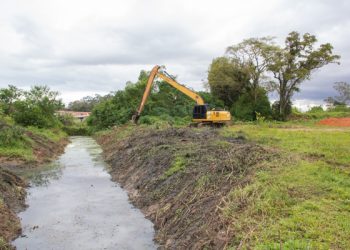 Limpeza de rios, canais e valas reforça prevenção contra alagamentos em São José