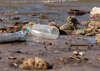 Novo método elimina até 92% de resíduos plásticos presentes na água em duas horas