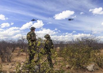 Do chão, militares da FAB guiam aeronaves de guerra em lançamentos de armamentos durante a Operação Atlas