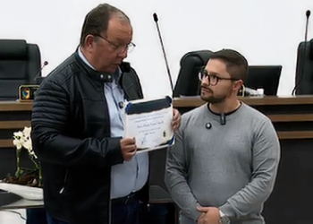 Radialista recebe moção de aplausos por 44 anos de atuação