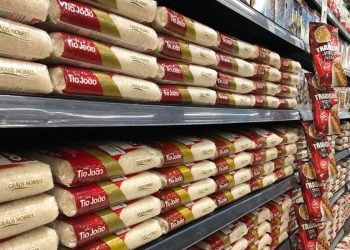 Abaixo de R$ 2: preço do arroz não para de cair nas prateleiras dos supermercados em SC