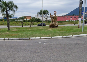 Região central do município recebe melhorias de jardinagem e manutenção de canteiros