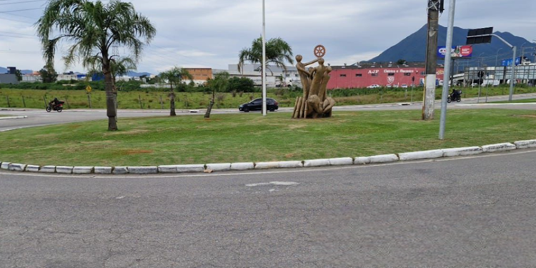 Região central do município recebe melhorias de jardinagem e manutenção de canteiros