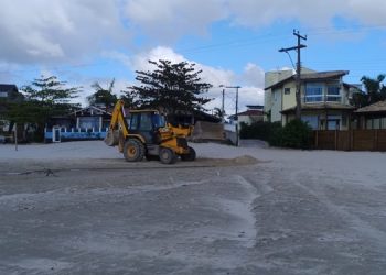 Guarda do Embaú recebe ação de limpeza de orla