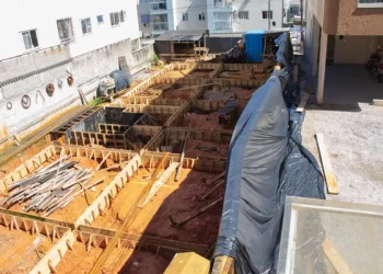 Defesa Civil de São José notifica construtora e inicia reconstrução de muro em área afetada pela chuva