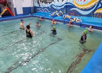 Para prevenir afogamentos, São José oferece aulas de natação para crianças