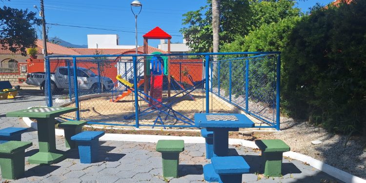 Praça Mário de Mello é revitalizada na Ponta de Baixo e devolvida à comunidade