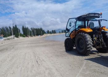 Ações de limpeza de orla são realizadas nas praias de Palhoça