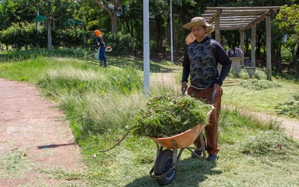 São José mantém serviços diários de limpeza e manutenção em praças e áreas públicas