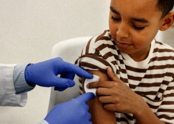 Governador Celso Ramos inicia vacinação contra dengue para jovens de 10 a 14 anos