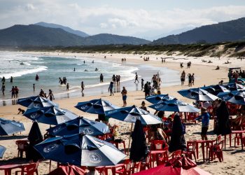 Verão de 2026 em SC começa com menos turistas argentinos e mudança no perfil de gastos