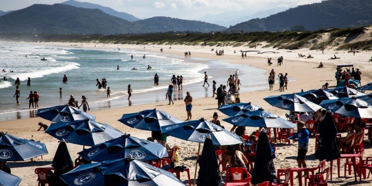 Verão de 2026 em SC começa com menos turistas argentinos e mudança no perfil de gastos