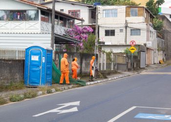 Mesmo com chuva, São José mantém força-tarefa de limpeza urbana na região central