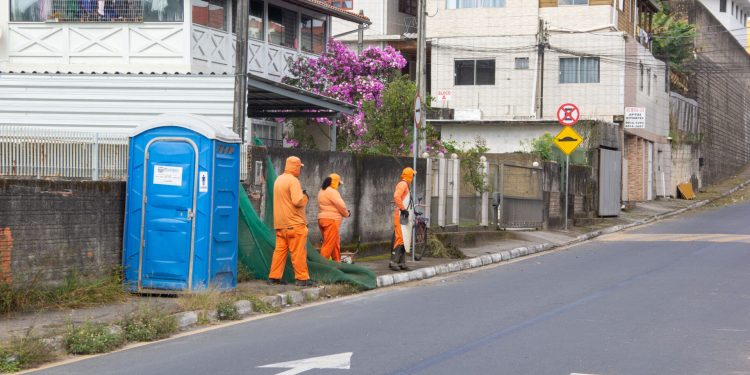 Mesmo com chuva, São José mantém força-tarefa de limpeza urbana na região central