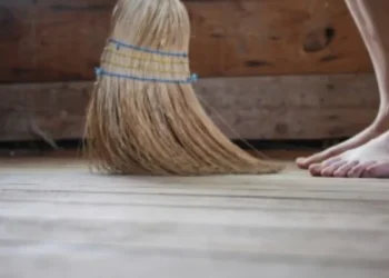 Inusitado: bombeiros serram cabo de vassoura preso no ânus de homem