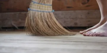 Inusitado: bombeiros serram cabo de vassoura preso no ânus de homem