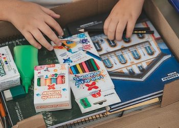 Alunos e equipes da Rede Municipal de Ensino de Biguaçu recebem novos kits escolares