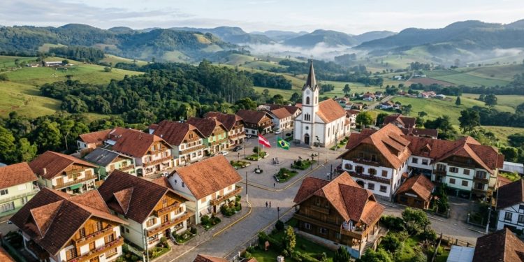 A Áustria brasileira fundada por um ex-ministro austríaco no meio de Santa Catarina, com dialeto tirolês e qualidade de vida europeia