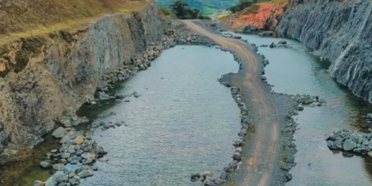 Por que é proibido entrar em “lagoa” de águas cristalinas próxima à BR-280 em SC