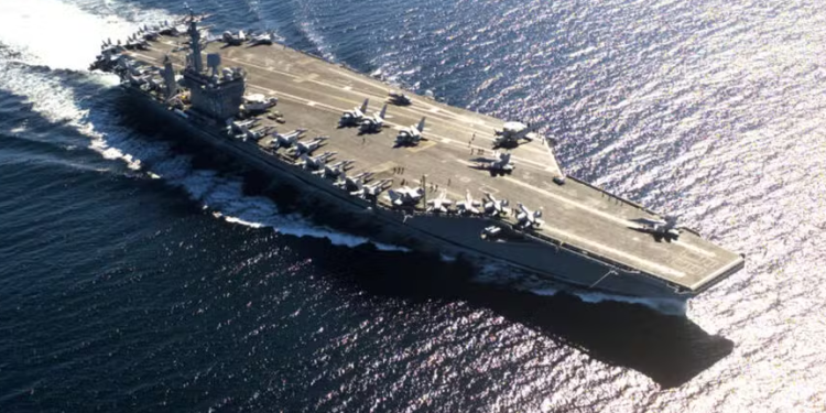 Porta-aviões nuclear mais antigo do mundo chega ao Rio para missão de defesa dos EUA com dez países; entenda