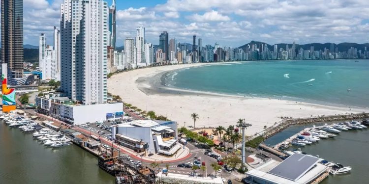 Descubra o que mantém Balneário Camboriú no topo do turismo do Brasil após avaliação rigorosa