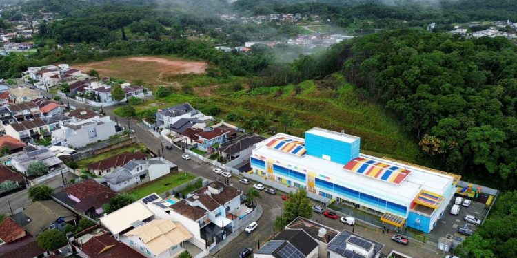 Mega escola de R$ 17 milhões começa a atender crianças em Joinville